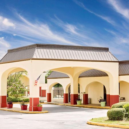 Days Inn & Suites By Wyndham Starkville Exterior photo