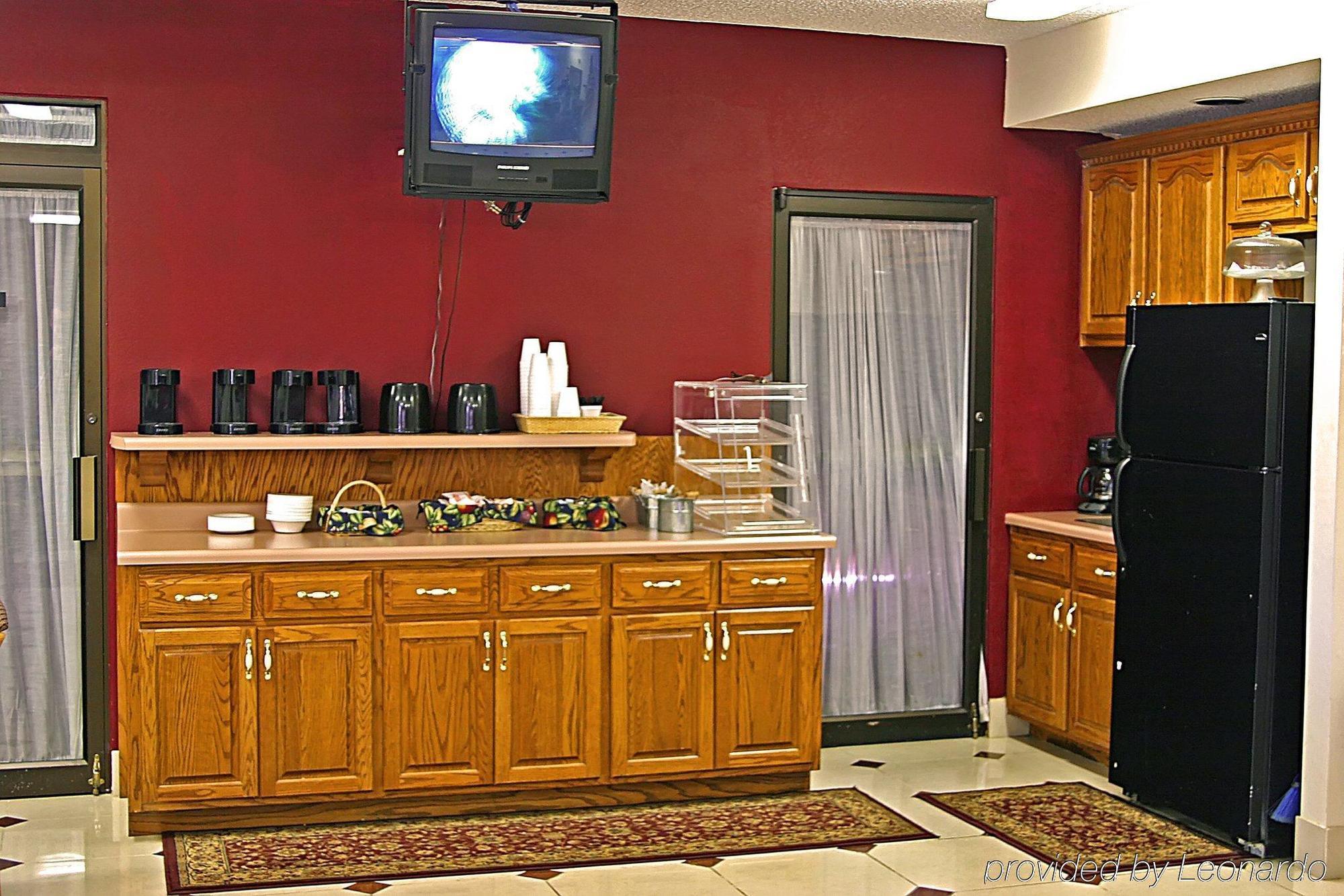 Days Inn & Suites By Wyndham Starkville Restaurant photo