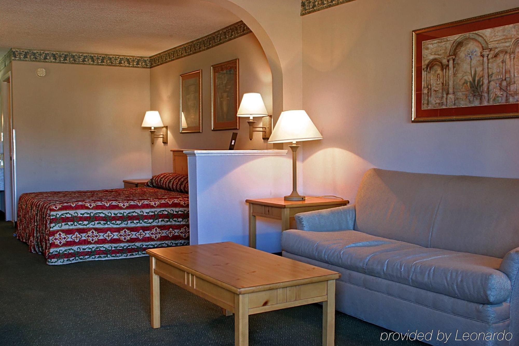 Days Inn & Suites By Wyndham Starkville Room photo