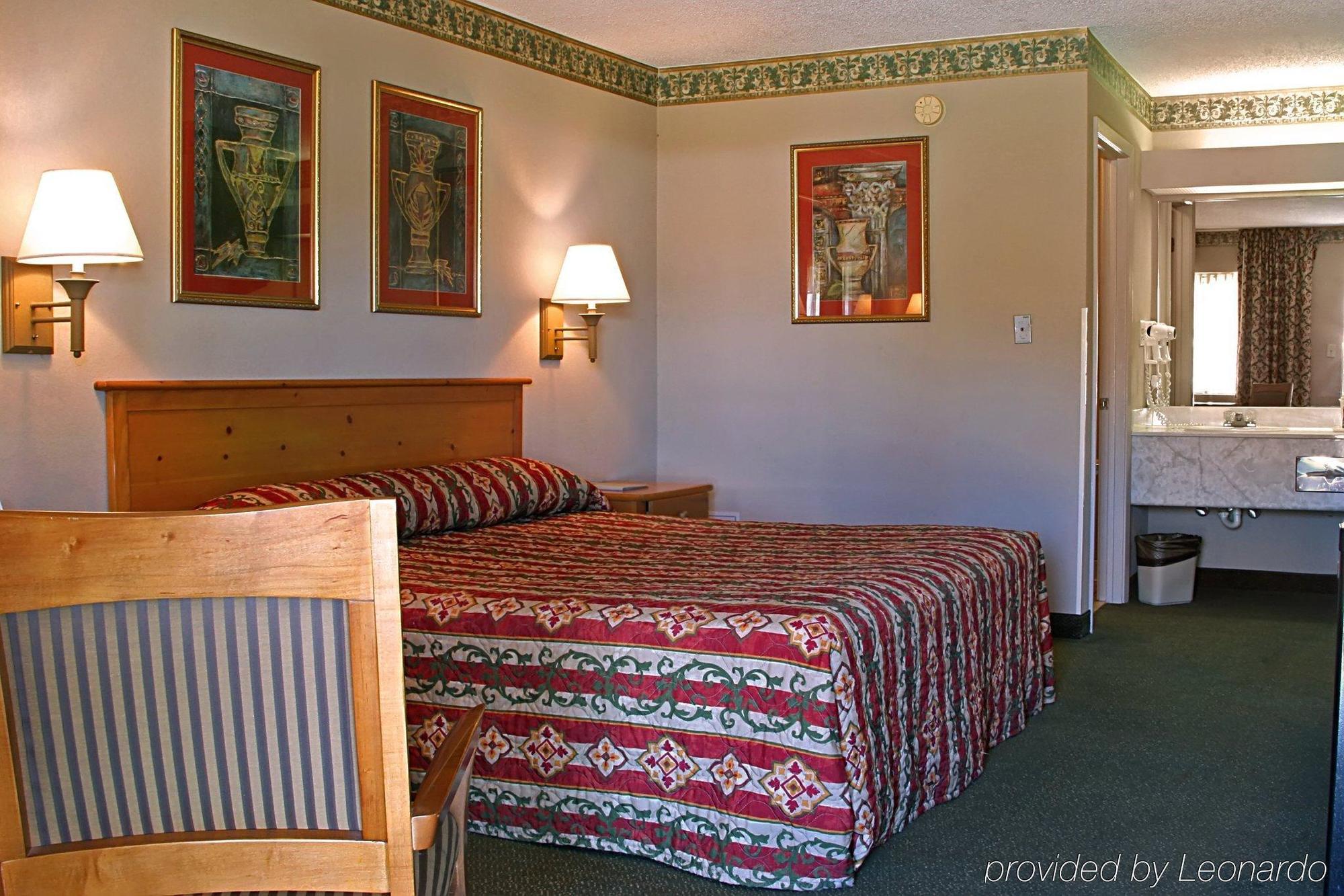 Days Inn & Suites By Wyndham Starkville Room photo