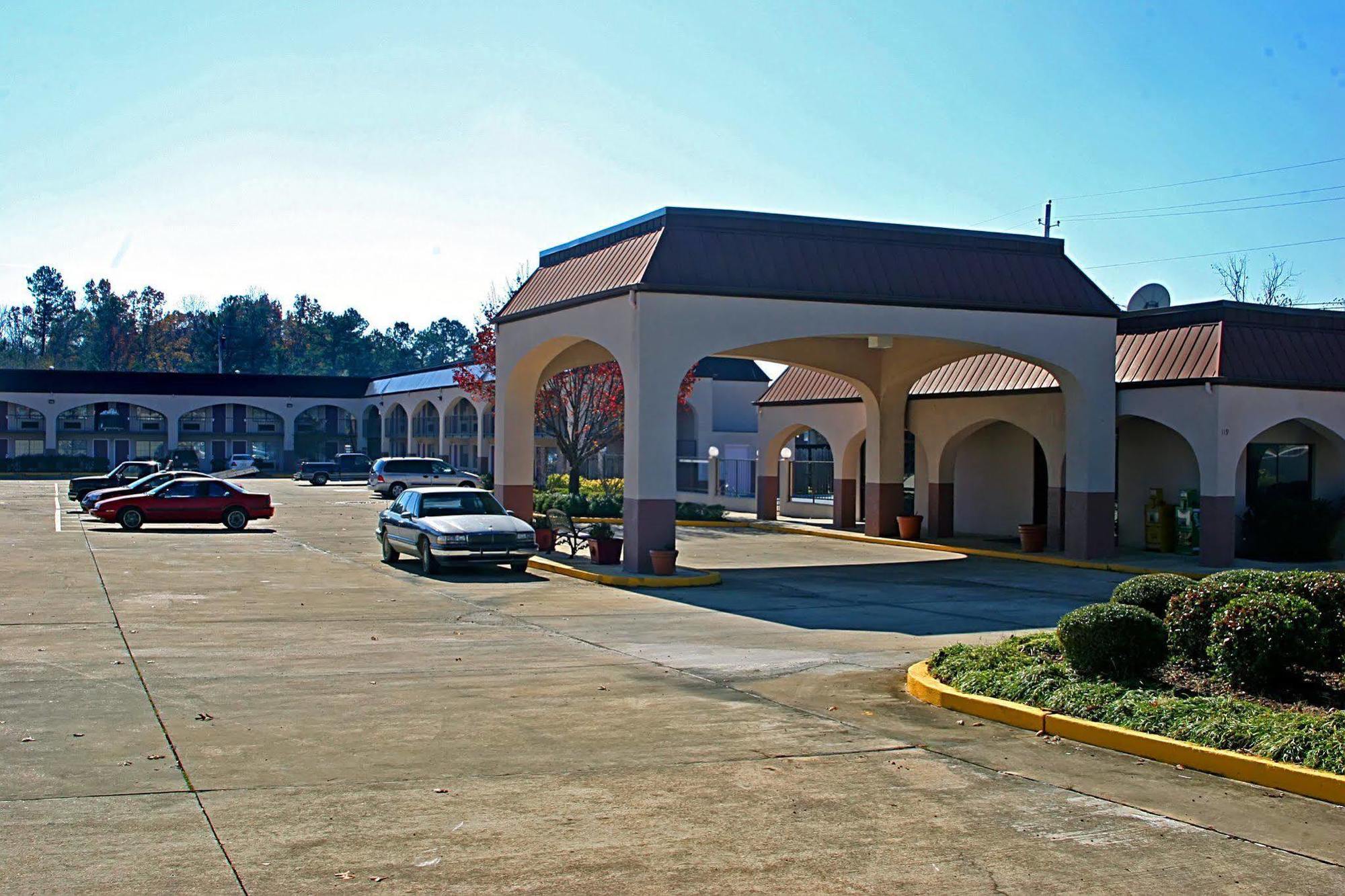 Days Inn & Suites By Wyndham Starkville Exterior photo