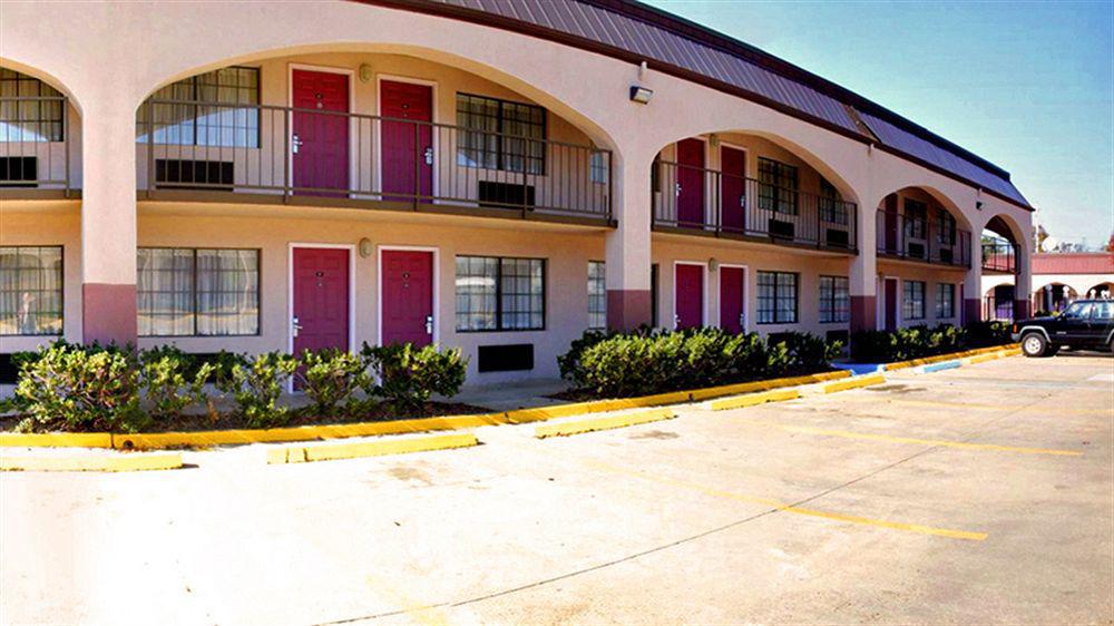 Days Inn & Suites By Wyndham Starkville Exterior photo